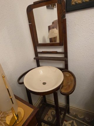 Palanganero antiguo de madera y cerámica