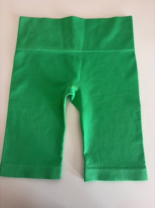 Pantalón corto deportivo verde sin estrenar