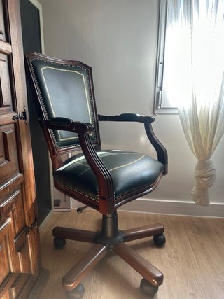 Silla de oficina clásica de cuero y madera