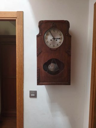 Reloj de pared antiguo de madera