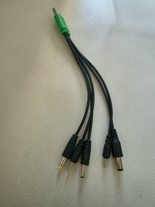 Adaptador USB a 4 conectores DC