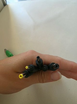 Adaptador USB a 4 conectores DC