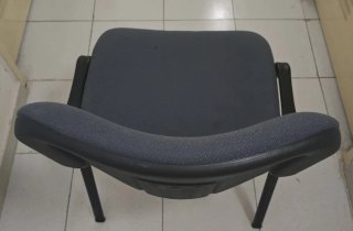Silla de oficina gris y negra