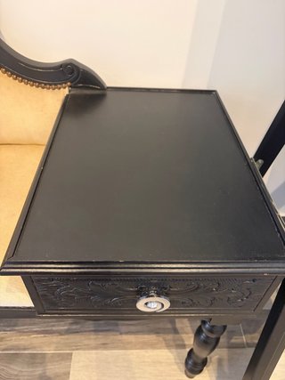 Telefonera de madera negra y tela beige