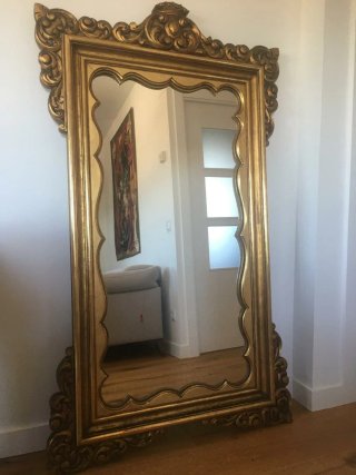 Espejo de madera dorado tallado.