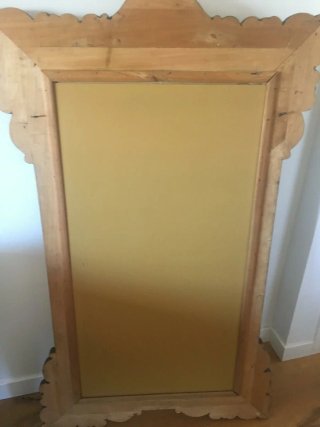 Espejo de madera dorado tallado.