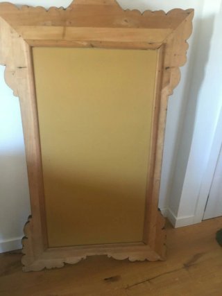 Espejo de madera dorado tallado.