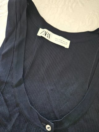 Top Zara negro canalé botones