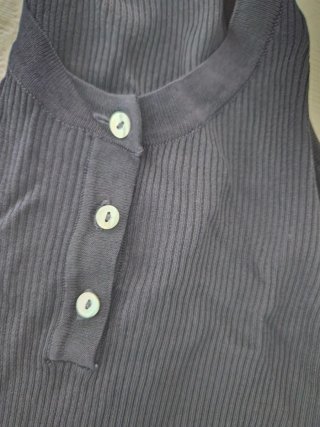 Top Zara negro canalé botones