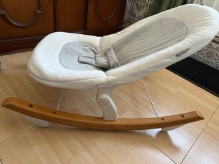 Hamaca bebé balancín madera y tela.
