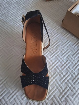 Sandalias Kanna negras con pedrería.