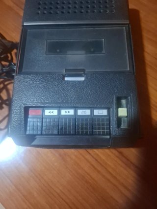 Magnetófono antiguo funcionando