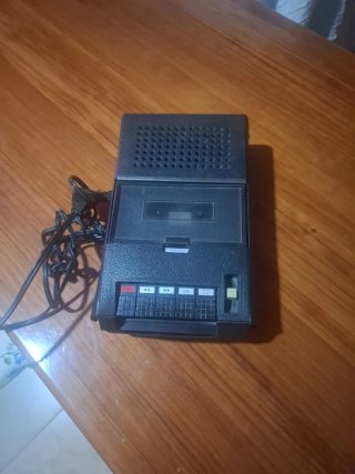 Magnetófono antiguo funcionando