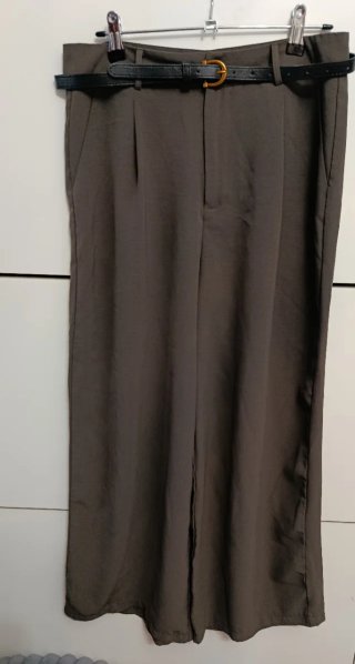 Pantalón marrón con cinturón