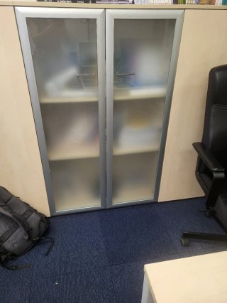 Armario de oficina con puertas de cristal