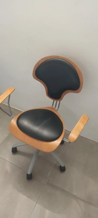 Silla de escritorio ergonómica madera y piel