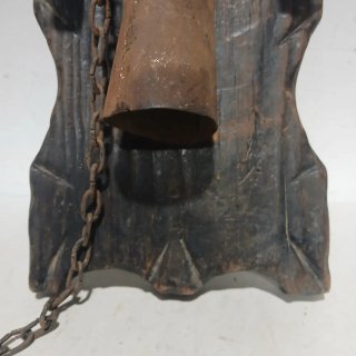 Llamador antiguo de metal y madera