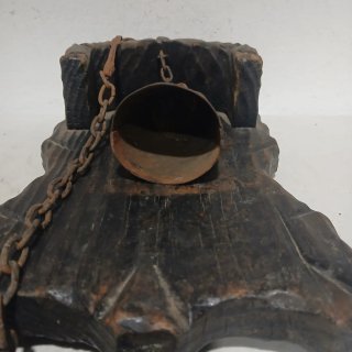 Llamador antiguo de metal y madera