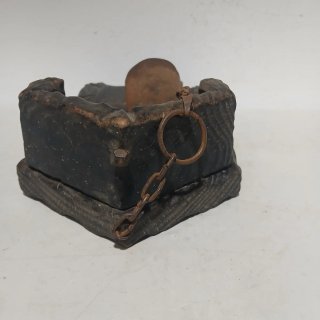 Llamador antiguo de metal y madera