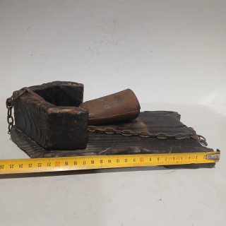 Llamador antiguo de metal y madera