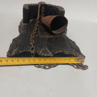 Llamador antiguo de metal y madera