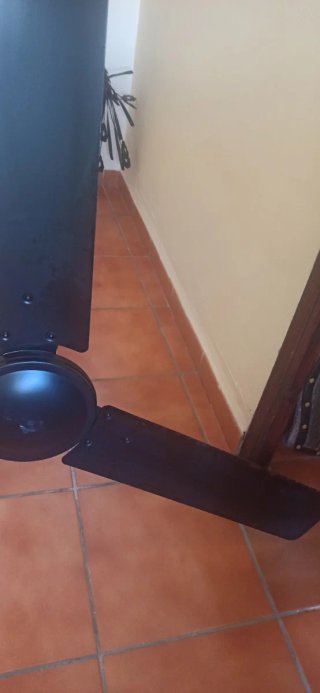 Ventilador de techo negro grande, da mucho aire