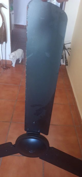 Ventilador de techo negro grande, da mucho aire