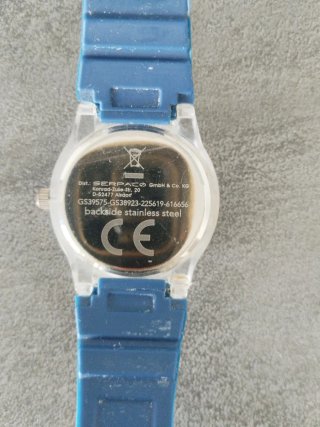Reloj AZZRA con detalles brillantes