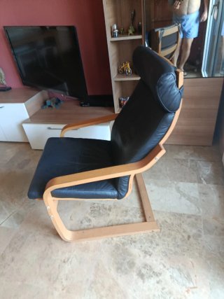 Sillón Ikea cuero negro y madera