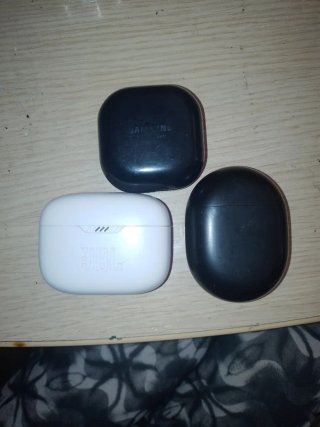 Estuches de carga para auriculares inalámbricos.