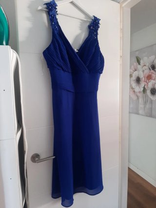 Vestido azul con flores en hombros