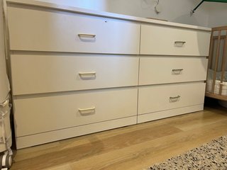 Cómoda 6 cajones Ikea blanca con tiradores de Zara