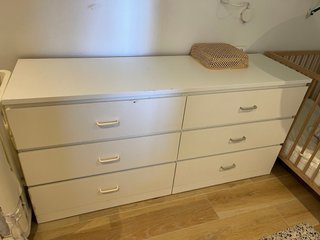 Cómoda 6 cajones Ikea blanca con tiradores de Zara