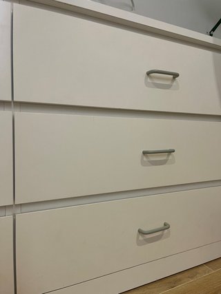 Cómoda 6 cajones Ikea blanca con tiradores de Zara