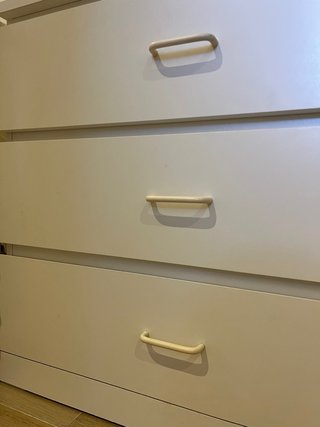 Cómoda 6 cajones Ikea blanca con tiradores de Zara