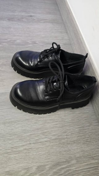 Zapatos negros con cordones y suela gruesa