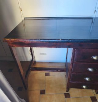 Escritorio de madera maciza oscuro