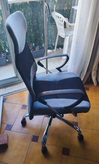 Escritorio de madera maciza oscuro