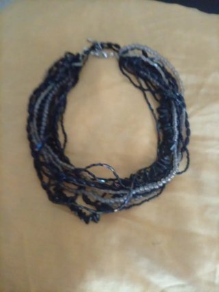 Collar multicapa negro y plateado