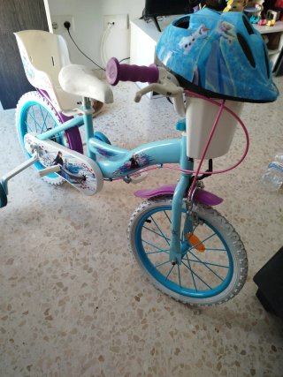 Bicicleta Frozen con casco y ruedines