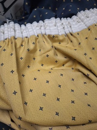Cortinados azuis marinho com padrão dourado
