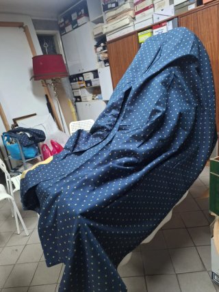 Cortinados azuis marinho com padrão dourado