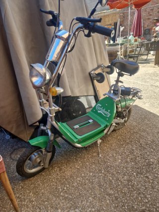 Patinete Eléctrico Verde Carlsberg. Decorativo