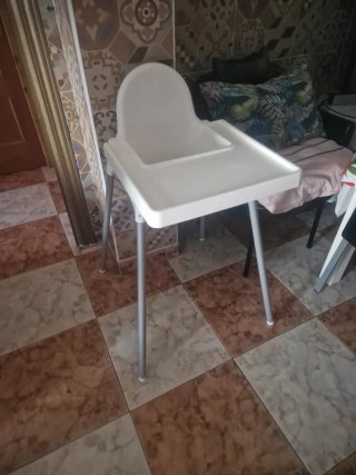 Trona de bebé blanca