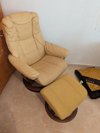 Sillón Polipiel Beige con Reposapiés