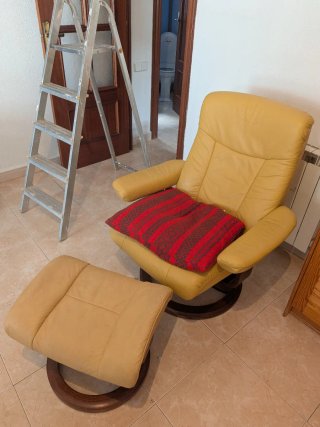 Sillón Polipiel Beige con Reposapiés