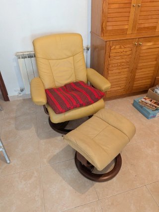 Sillón Polipiel Beige con Reposapiés