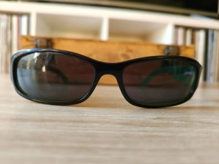 Gafas de sol negras y verdes