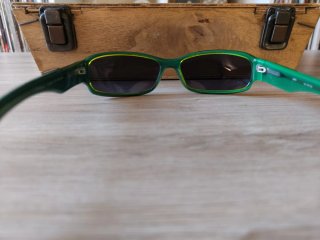 Gafas de sol negras y verdes
