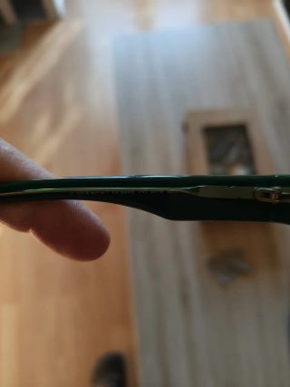 Gafas de sol negras y verdes